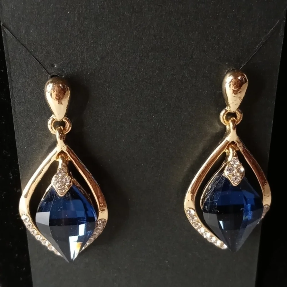 Fancy elegant earrings with blue rhinestones - Picture 2 of 3